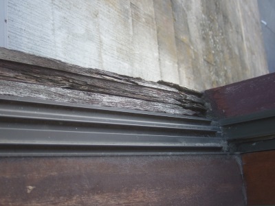 北側の腰高窓の雨戸用の敷居（現状）