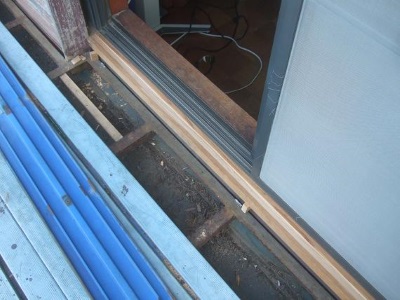 南側出窓の雨戸の敷居交換
