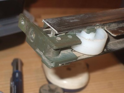 車輪を雨戸の下棧に組み付け